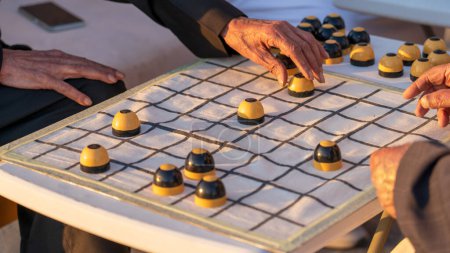 Foto de Al damam juego de mesa-un juego árabe tradicional - Imagen libre de derechos
