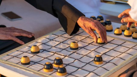 Foto de Al damam juego de mesa-un juego árabe tradicional - Imagen libre de derechos