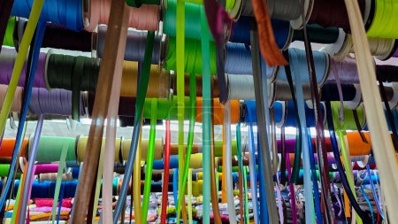 Foto de Cintas coloridas, correas, trenzas, cintas de sesgo, cordones para coser o bordar en escaparate de la tienda - Imagen libre de derechos