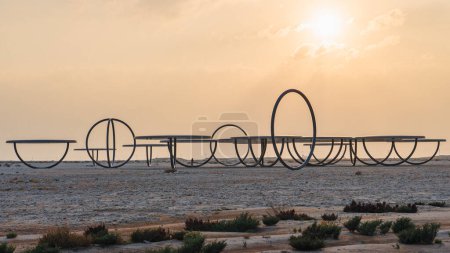 Foto de Zubara, Qatar - 12 de diciembre de 2023: Sombras viajando por el mar del día por Olafur Eliasson. Patrimonio del Norte, Al Zubara. - Imagen libre de derechos