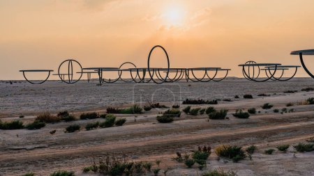 Foto de Zubara, Qatar - 12 de diciembre de 2023: Sombras viajando por el mar del día por Olafur Eliasson. Patrimonio del Norte, Al Zubara. - Imagen libre de derechos