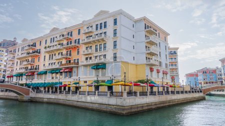 Qanat Quartier, Doha, Katar - 20. Februar 2024: Wohn- und Geschäftshäuser in leuchtenden Farben in Perlenwohngegend mit venezianischem Konzept.