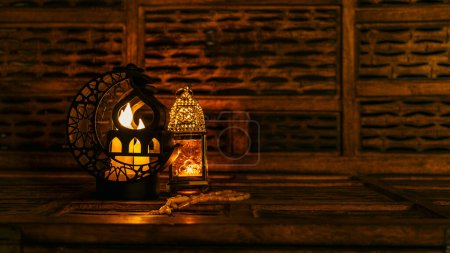 Mes Santo Musulmán Ramadán - con linterna árabe ornamental y fechas.