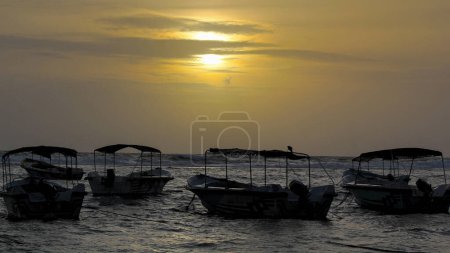 Foto de Paseo y barcos de pesca en la playa de hikkaduwa - Imagen libre de derechos