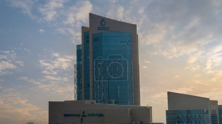 Doha, Katar - 20. Dezember 2023: Das Hauptquartier von QatarEnergy, ehemals Qatar Petroleum, ist ein staatliches Mineralölunternehmen von Katar.