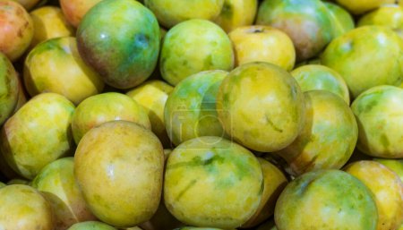 Ein Haufen indischer Panchavarnam-Mango im Hintergrund