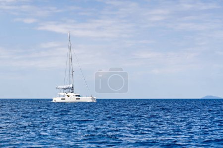 Yachtkatamaran auf dem Meer. Katamaran segelt auf türkisfarbenem Wasser. Urlaub oder Urlaub auf See. Luxusjachten. Sommer