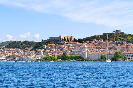 Sibenik, Croacia. Ciudad de la UNESCO de Sibenik arquitectura y costa, Dalmacia, Croacia. Colorida ciudad histórica.