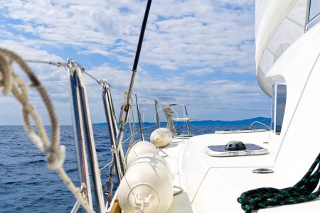 Téléchargez les photos : Voilier naviguant dans la mer Méditerranée à la journée ensoleillée d'été. Croisière yacht de luxe. Vacances en Croatie, Italie, Grèce - en image libre de droit