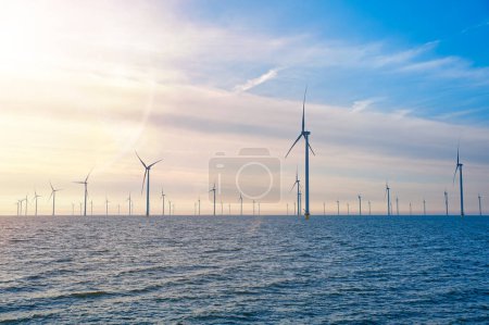 Parc éolien offshore. moulins à vent isolés en mer par une belle journée lumineuse Pays-Bas. énergie verte Flevoland réchauffement climatique énergies renouvelables avec des éoliennes