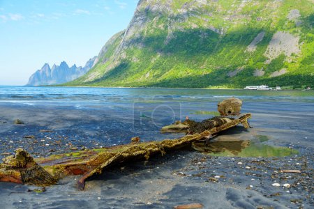 Foto de Remains of a sunken ship. wrecked cargo ship in Norway fjord. The weather is clear. The wreck of an old norwegian ship, Steinfjord - Imagen libre de derechos