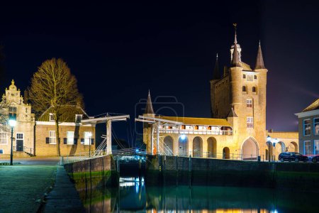 Foto de Escena nocturna vibrante en Zierikzee, Países Bajos, mostrando las ofertas de vida nocturna multifacéticas con luces coloridas, calles bulliciosas y energía animada. - Imagen libre de derechos