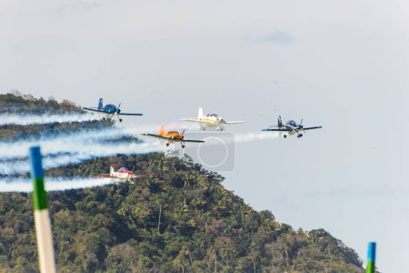 Téléchargez les photos : Escadron de ciel se produisant à Copacabana à Rio de Janeiro, Brésil - 07 septembre 2022 : Escadron de ciel se produisant le jour de l'indépendance à la plage de Copacabana à Rio de Janeiro. - en image libre de droit