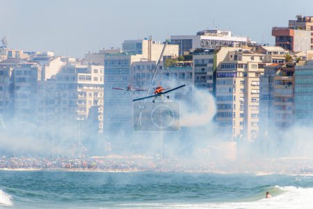 Téléchargez les photos : Escadron de ciel se produisant à Copacabana à Rio de Janeiro, Brésil - 07 septembre 2022 : Escadron de ciel se produisant le jour de l'indépendance à la plage de Copacabana à Rio de Janeiro. - en image libre de droit