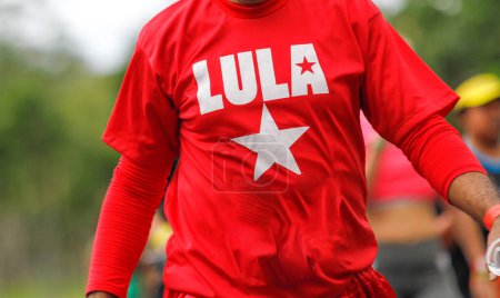 Foto de Camisa roja de campaña presidencial del presidente Lula en Río de Janeiro, Brasil. - Imagen libre de derechos