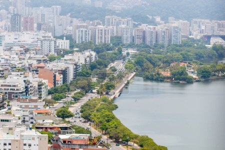 Foto de Laguna rodrigo de freitas vista desde la cima de la colina del cantagalo en Río de Janeiro. - Imagen libre de derechos