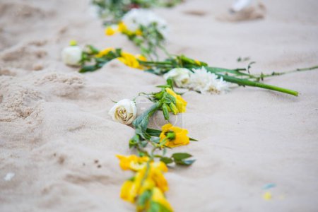 Téléchargez les photos : Flowers in honor of iemanja, during a party at copacabana beach. - en image libre de droit