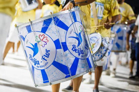 Téléchargez les photos : Batterie de l'école de samba Beija Flor à Rio de Janeiro, Brésil - 12 février 2023 : Répétition de l'école de samba avant les défilés du Carnaval à Rio de Janeiro. - en image libre de droit