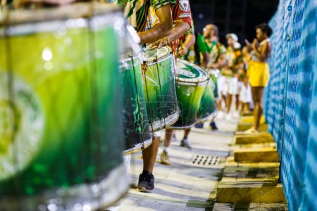 Téléchargez les photos : Les tambours de l'école de samba Imperio da Tijuca - 04 février 2023 : Répétition de l'école de samba avant les défilés du Carnaval de Rio de Janeiro. - en image libre de droit