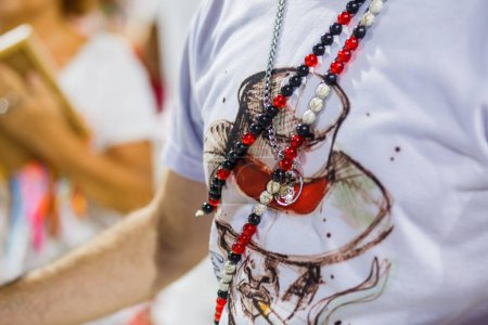 Téléchargez les photos : Chemise blanche avec un design trickster et guides umband rouge et blanc pendant le carnaval à Rio de Janeiro, Brésil. - en image libre de droit