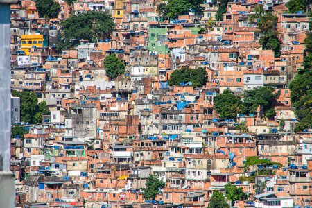 Foto de Rocinha Favela en Río de Janeiro, Brasil - 18 de enero de 2023: Favela da Rocinha vista desde el barrio de Sao Conrado en Río de Janeiro. - Imagen libre de derechos