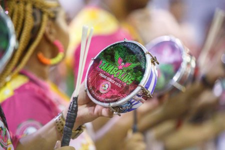 Téléchargez les photos : Drums of the Lins École impériale de samba à Rio de Janeiro, Brésil - 14 janvier 2023 : Répétition de l'école de samba avant les défilés du Carnaval à Rio de Janeiro. - en image libre de droit