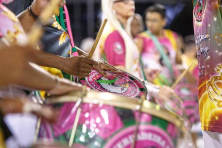 Téléchargez les photos : Drums of the Lins École impériale de samba à Rio de Janeiro, Brésil - 14 janvier 2023 : Répétition de l'école de samba avant les défilés du Carnaval à Rio de Janeiro. - en image libre de droit