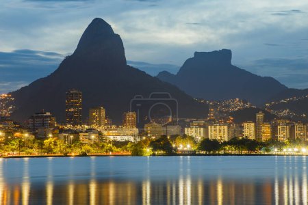Abenddämmerung auf der Lagune Rodrigo de freitas in Rio de Janeiro, Brasilien.