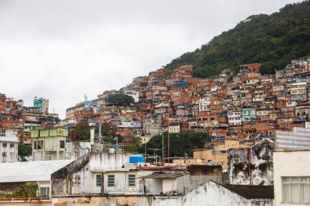 Favela auf dem Hügel cantagalo in Rio de Janeiro, Brasilien.