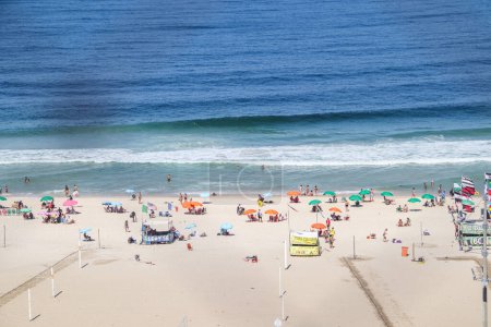 Foto de Playa de Copacabana en Río de Janeiro, Brasil - 18 de agosto de 2023: vista de la playa de Copacabana en Río de Janeiro. - Imagen libre de derechos