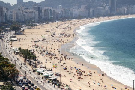 Foto de Playa de Copacabana en Río de Janeiro, Brasil - 2 de agosto de 2023: vista de la playa de Copacabana en Río de Janeiro. - Imagen libre de derechos