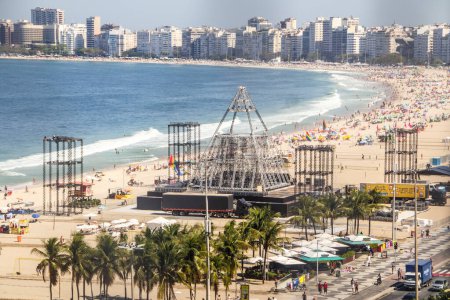 Foto de Playa de Copacabana en Río de Janeiro, Brasil - 18 de agosto de 2023: vista de la playa de Copacabana en Río de Janeiro. - Imagen libre de derechos