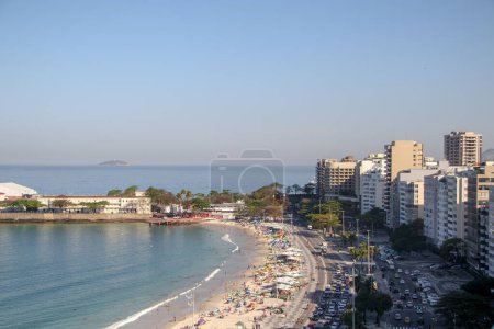 Foto de Playa de Copacabana en Río de Janeiro, Brasil - 23 de agosto de 2023: vista de la playa de Copacabana en Río de Janeiro. - Imagen libre de derechos