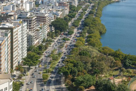 Foto de Colina del cantagalo en Río de Janeiro, Brasil - 1 de junio de 2023: vista desde la cima de la piedra del cantagalo en Río de Janeiro. - Imagen libre de derechos
