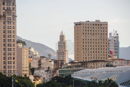 Téléchargez les photos : Centre-ville à partir de Guanabara Bay in Rio de Janeiro, Brésil - avril 23, 2023 : Centre-ville à partir de Guanabara Bay in Rio de Janeiro. - en image libre de droit
