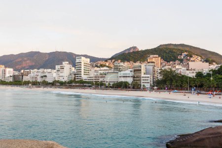 Foto de Playa de Arpoador en Río de Janeiro, Brasil - 8 de marzo de 2023: vista de la playa de Arpoador en Río de Janeiro. - Imagen libre de derechos