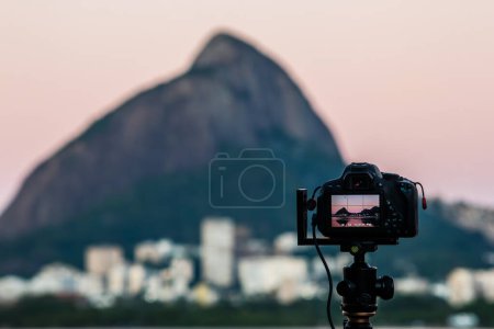 caméra photographiant deux frères de colline à Rio de Janeiro, Brésil.