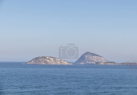 Foto de Islas Cagarras vistas desde la playa de Ipanema en Río de Janeiro, Brasil. - Imagen libre de derechos