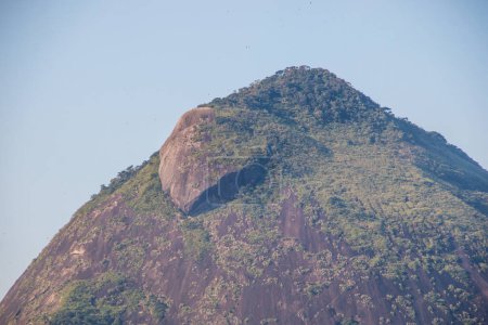 Marokastein (Morro dos Cabritos) von der Rodrigo de Freitas Lagune in Rio de Janeiro, Brasilien aus gesehen.