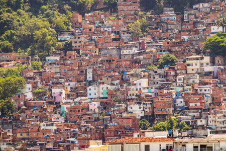 Der Hügel Cantagalo vom Ipanema-Viertel in Rio de Janeiro, Brasilien aus gesehen.