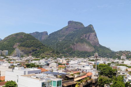 Vista de Gavea Stone desde la playa de Sao Conrado en Río de Janeiro, Brasil.