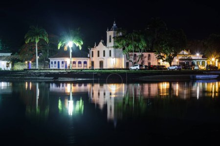 Foto de Río Pereque aquí y la Iglesia de Nuestra Señora de los Dolores, en el fondo en Paraty, Brasil. - Imagen libre de derechos