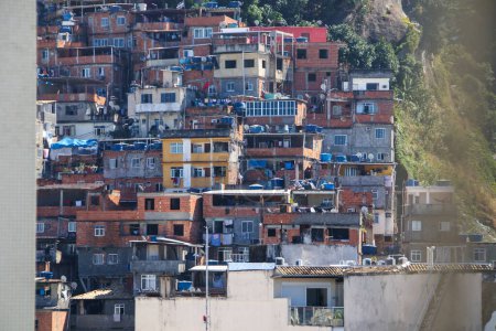 Der Hügel Cantagalo vom Ipanema-Viertel in Rio de Janeiro, Brasilien aus gesehen.