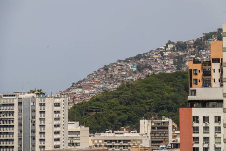 Vidigal Hill vom Ipanema-Viertel in Rio de Janeiro, Brasilien.