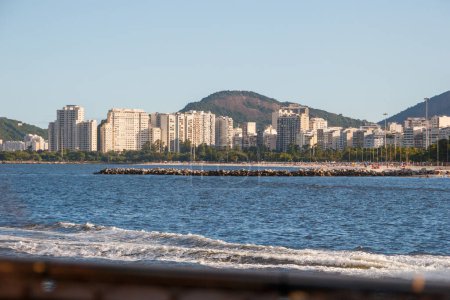 Téléchargez les photos : Bâtiments dans le quartier Flamengo, à partir de Guanabara Bay à Rio de Janeiro, Brésil. - en image libre de droit