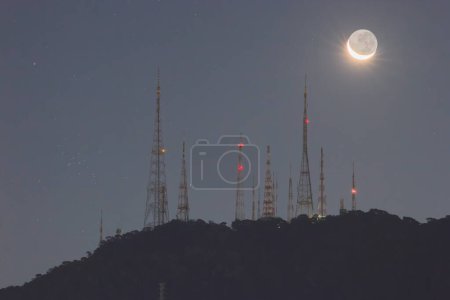 Coucher de lune sur les antennes Sumare à Rio de Janeiro, Brésil.