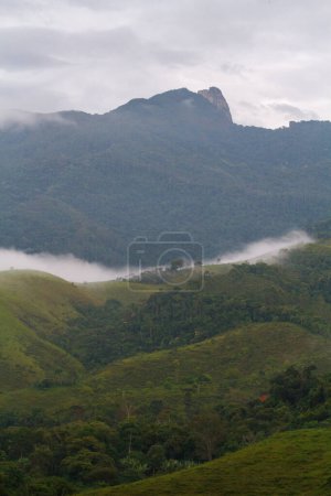 Pico de piedra sellada en Visconde de Maua en Río de Janeiro, Brasil.