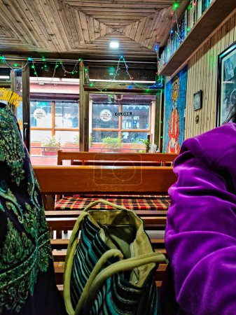 Téléchargez les photos : Darjeeling Bengale Occidental Inde 17.03.2024.inside view photo de sièges en bois à l'intérieur d'un restaurant à Darjeeling en Inde - en image libre de droit