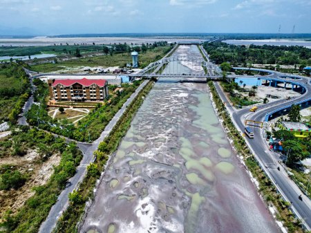 Téléchargez les photos : Siliguri ouest bengale Inde 11.05.2024. drone photo d'un canal fluvial asséché en Inde - en image libre de droit