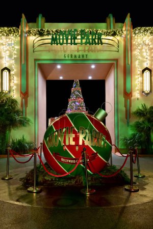 Téléchargez les photos : 23/12/27 Movie Park Germany Bottrop-Kirchhellen - NRW - Germany - Hollywood Christmas Entrance - en image libre de droit